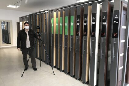 Saša Stojanović slika izložbeni salon unutrašnjih vrata