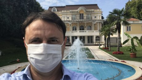 Saša Stojanović ispred palate
