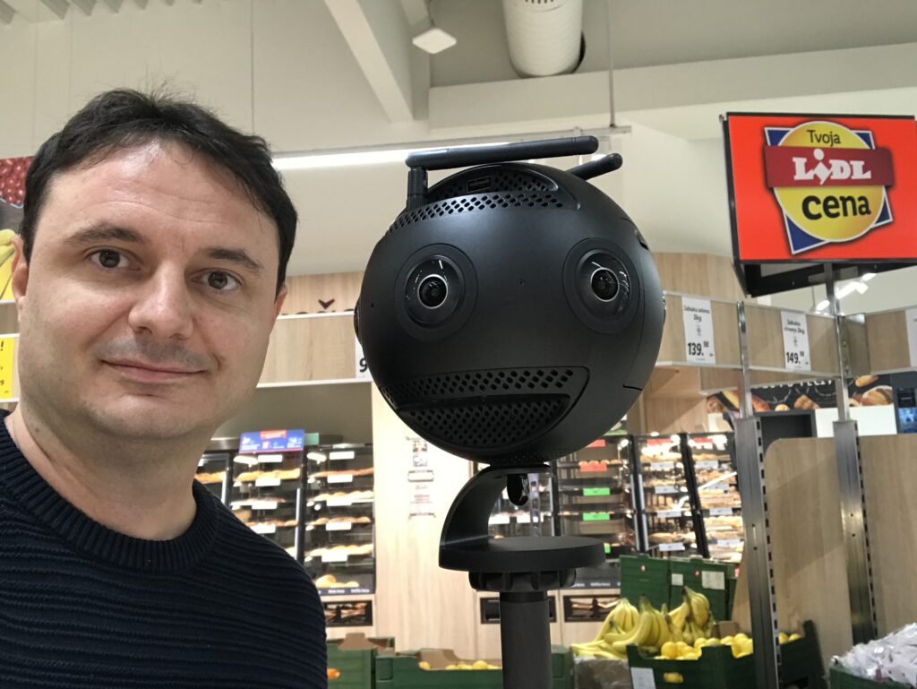 Saša Stojanović snima LIDL prodavnicu