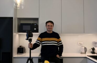 Saša Stojanović sa profesionalnom opremom za slikanje u 360 stepeni