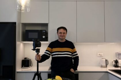 Saša Stojanović sa profesionalnom opremom za slikanje u 360 stepeni